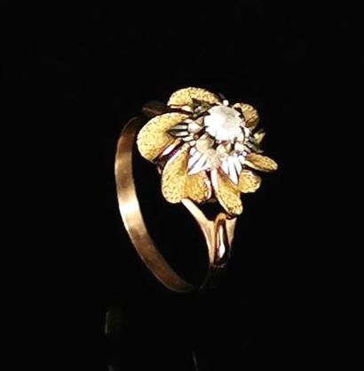 null Bague en or jaune figurant une fleur ornée d'une pierre blanche en serti-griffes.
Poids...