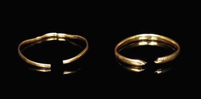 null Deux anneaux tordus et coupés.
1,91 gramme, 18K, 750°/00