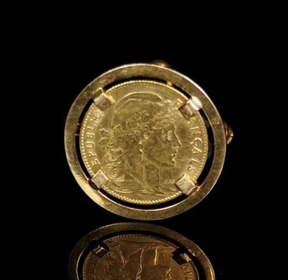 null Broche en or jaune ornée d'une pièce de 10 francs or Marianne et Coq.
1912.
6.10...
