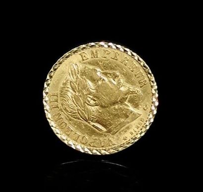 null Bague en or jaune ornée d'une pierre de 10 francs or Napoléon III, tête laurée.
Tour...