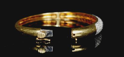 null Bracelet semi-rigide en or jaune en partie pavé de diamants.
D_ 6 cm.
Poids...