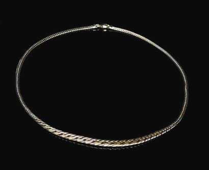 null Collier en or jaune à maille anglaise.
L_ 50cm.
14,40 grammes, 18K, 750°/00