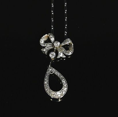 null Collier en or blanc à décor d'un noeud serti de diamants retenant un pendant...