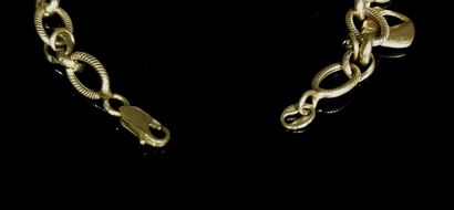null Bracelet en or jaune rythmé de quatre breloques.
L_ 19.5 cm.
9,29 grammes, 18K,...