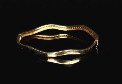 null Bracelet semi-rigide de forme libre en or orné de diamants.
D_ 5.7 cm.
Poids...