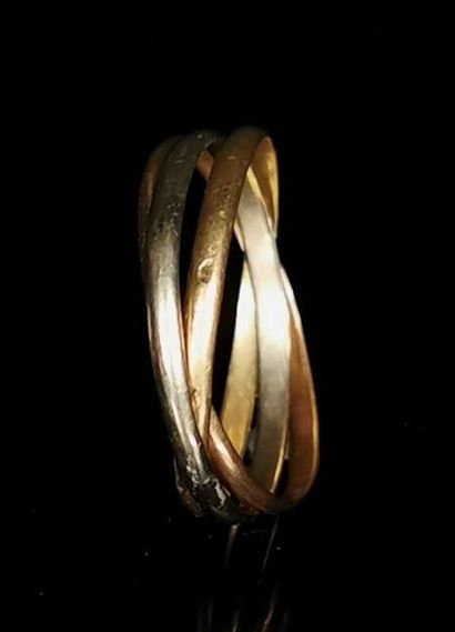 null Bague aux trois anneaux en or trois tons.
Tour de doigt : 58.
2,81 grammes,...