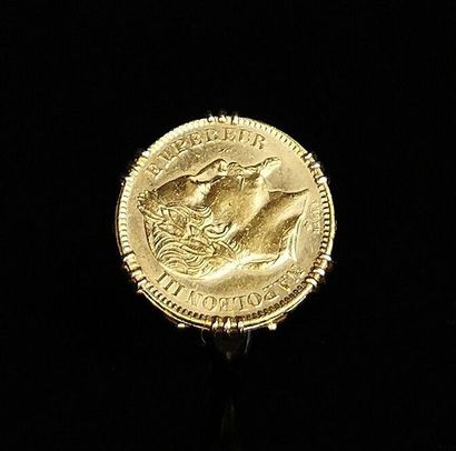 null Bague en or jaune ornée d'une pièce de 20 francs or Napoléon III.
Tour de doigt...