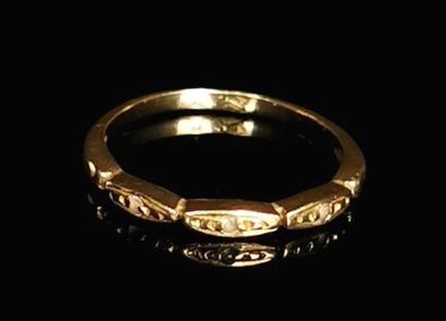 null Bague en or jaune ornée de petites pierres.
Tour de doigt : 48.
Poids brut :...