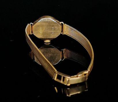 null KODY.
Montre bracelet de femme en or jaune, le bracelet en or.
Index bâton.
Mouvement...