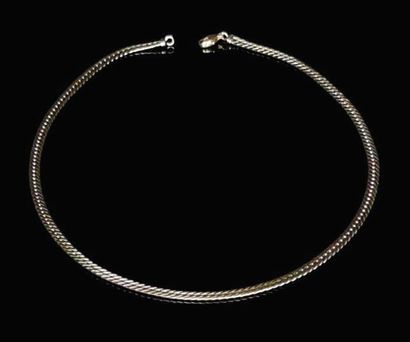 null Collier en or jaune à maille anglaise.
L_ 45 cm.
14.37 grammes, 18K, 750°/0...