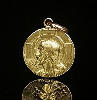 Médaille en or jaune au profil du Christ.
2,21...