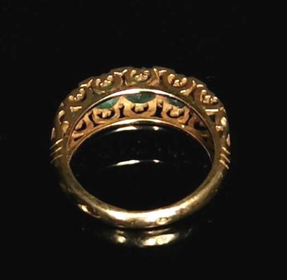 null Bague en or jaune ornée de cinq émeraudes épaulées de diamants.
Tour de doigt...