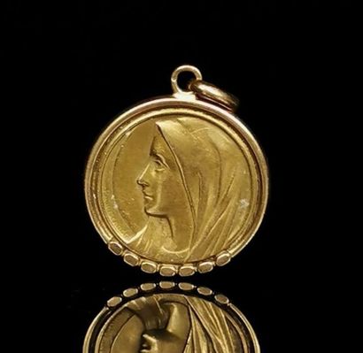 Médaille en or jaune au profil de la Vierge.
4.22...