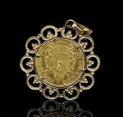 null Médaillon polylobé en or jaune orné d'une pièce de 20 francs or Napoléon III.
8.67...