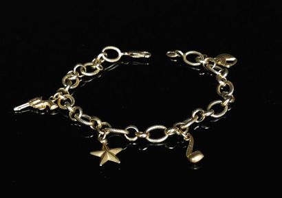 null Bracelet en or jaune rythmé de quatre breloques.
L_ 19.5 cm.
9,29 grammes, 18K,...