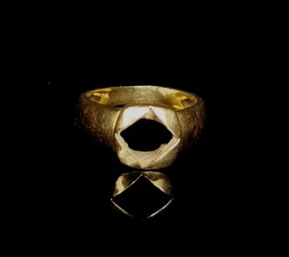 null Monture de bague en or jaune.
6.35 grammes, 18K, 750°/00