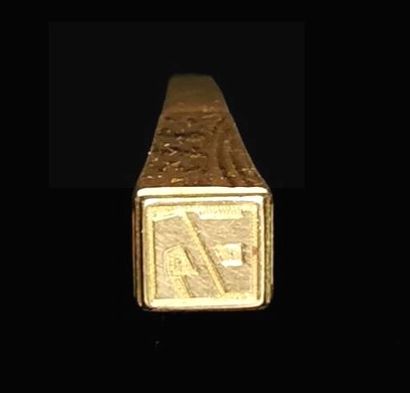 null Chevalière en or jaune chiffrée DC.
4,36 grammes, 18K, 750°/00, anneau coup...