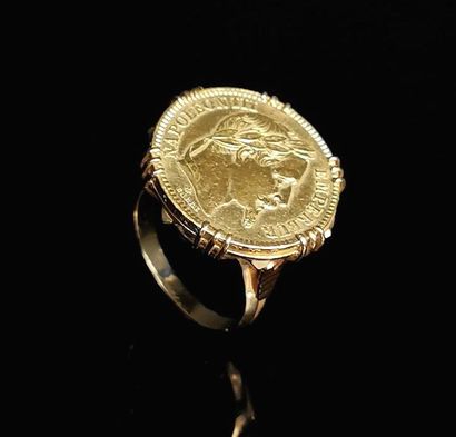 null Bague en or jaune ornée d'une pièce de 20 francs or Napoléon III.
Tour de doigt...