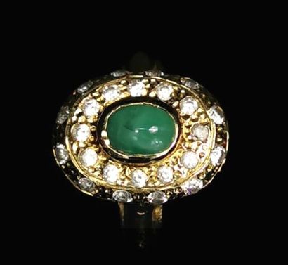 null Bague en or jaune ornée d'une pierre dure verte en cabochon entouré de pierres...