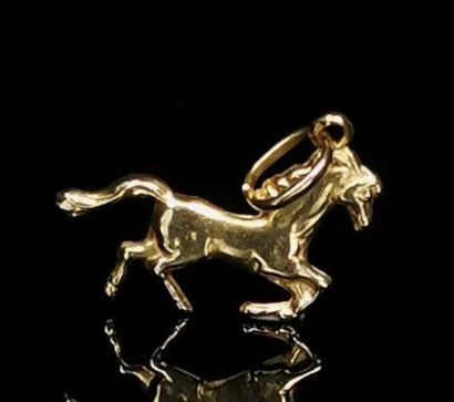 null Pendentif en or jaune figurant un cheval au galop.
1.48 gramme, 18K, 750°/0...
