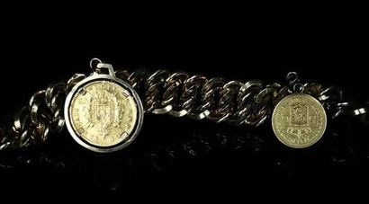 null Bracelet en or jaune à maille américaine orné d'une pièce de 20 francs or Napoléon...