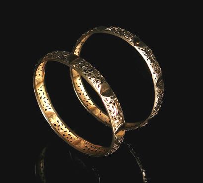 null Deux bracelets rigides en or jaune à décor ajouré.
D_ 6.8 cm.
24,36 grammes,...