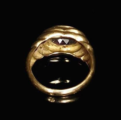 null Bague en or jaune à décor godronné ornée d'un améthyste ovale en serti-clos.
Tour...