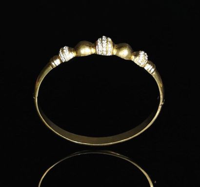null Bracelet semi-rigide en or jaune orné de pierres blanches.
D_ 6,5cm. 
Poids...