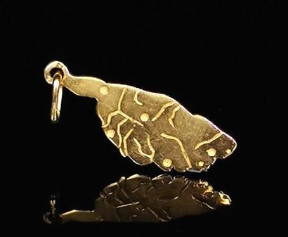 null Pendentif en or jaune figurant la Corse.
1,38 gramme, 18K, 750°/00