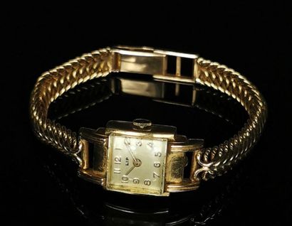 null LIP.
Montre bracelet de dame en or jaune, le bracelet en or.
Chiffres arabes.
Mouvement...