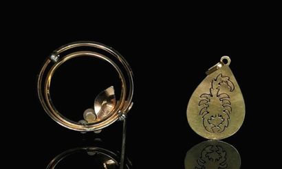 null Broche et pendentif en plaqué or, l'une ornée de perles, l'autre à décor émaillé...