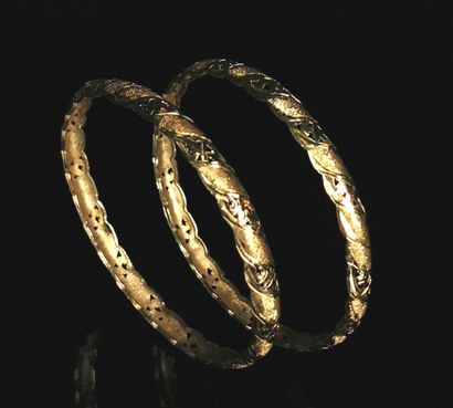 null Deux bracelets rigides en or à décor ajouré.
D_ 6.6 cm.
20,95 grammes, 18K,...