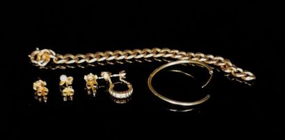 null Lot en or comprenant un bracelet accidenté, un anneau et quatre boucles d'oreilles,...