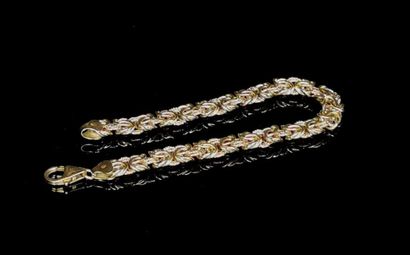 null Bracelet en or jaune à maille byzantine.
L_ 18cm.
8,95 grammes, 18K, 750°/0...