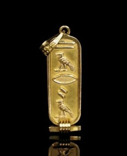 null Pendentif en or jaune à décor de hiéroglyphes.
2.55 grammes, 18K, 750°/00