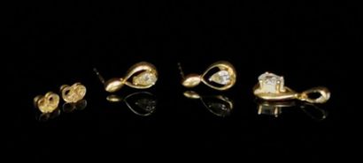 null Parure en or jaune composée d'une paire de boucles d'oreilles ornées d'une pierre...