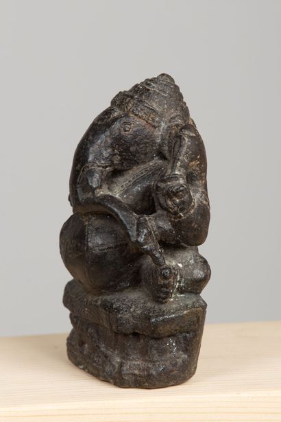 null INDIA.
Ganesh in black volcanic stone.
XVII or XVIIIth century.
H_14 cm L_10...