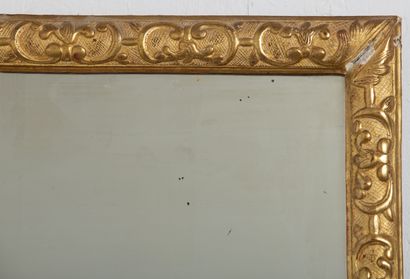 null Miroir, la baguette en bois doré à la Bérain.
XVIIIème siècle, le tain postérieur.
H_82...