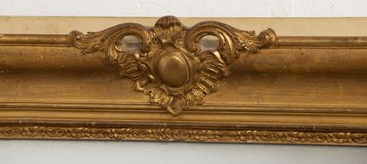 null Rectangular mirror in wood and gilded stucco decorated with medallions and foliage.
End...