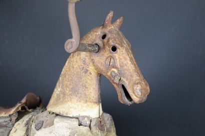 null Tricycle en forme de cheval, en bois, fonte et roues en métal.
Époque Napoléon...