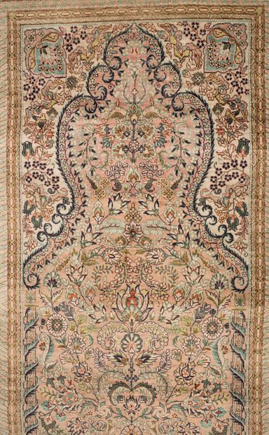 null HEREKE.
Silk carpet with decoration of plants and birds, in an arcature.
H_92,5...