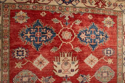 null Tapis en laine KAZAKH à fond rouge.
L_200 cm l_147 cm