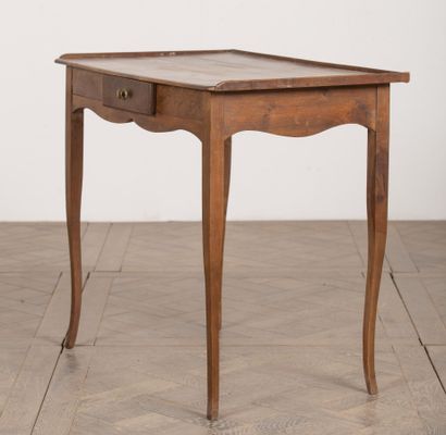 null Table à écrire en bois mouluré, ouvrant à un tiroir.
XVIIIème siècle.
H_73 cm...