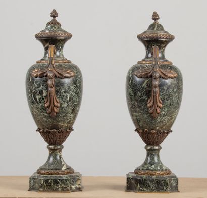 null Paire de vases en marbre vert, les montures en bronze doré.
Style Louis XVI,...