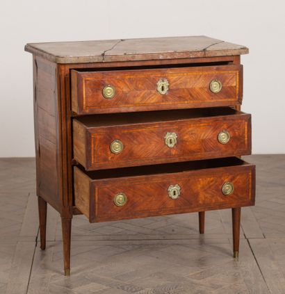 null Veneer marquetry chest of drawers opening with three drawers.
Louis XVI period,
H_86...