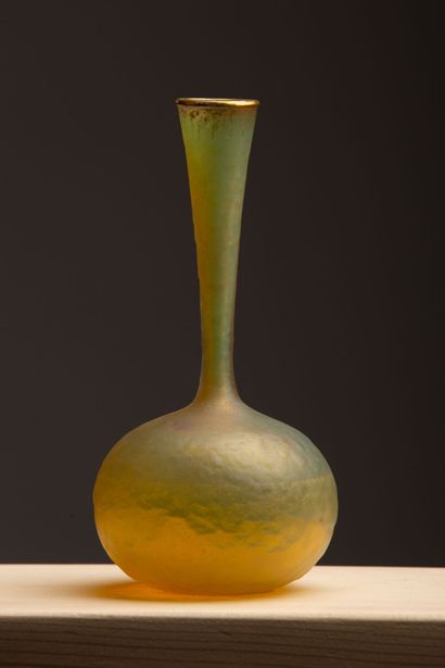 null DAUM Nancy.
Vase soliflore à haut col, en verre jaune légèrement irrisé et dorure.
Signé...