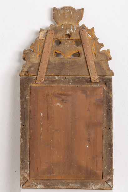 null Miroir à fronton en bois sculpté et doré.
XVIIIème siècle.
H_102 cm L_53 cm,...