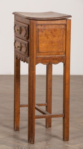 null Table de chevet en bois mouluré et sculpté, ouvrant à deux tiroirs.
XVIIIème...