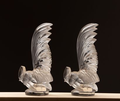 null LALIQUE France.
Pair of paperweights model "Coq nain" in pressed and partially...
