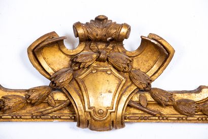 null Cadre à portrait en bois sculpté et doré à fronton.
XVIIIème siècle, époque...